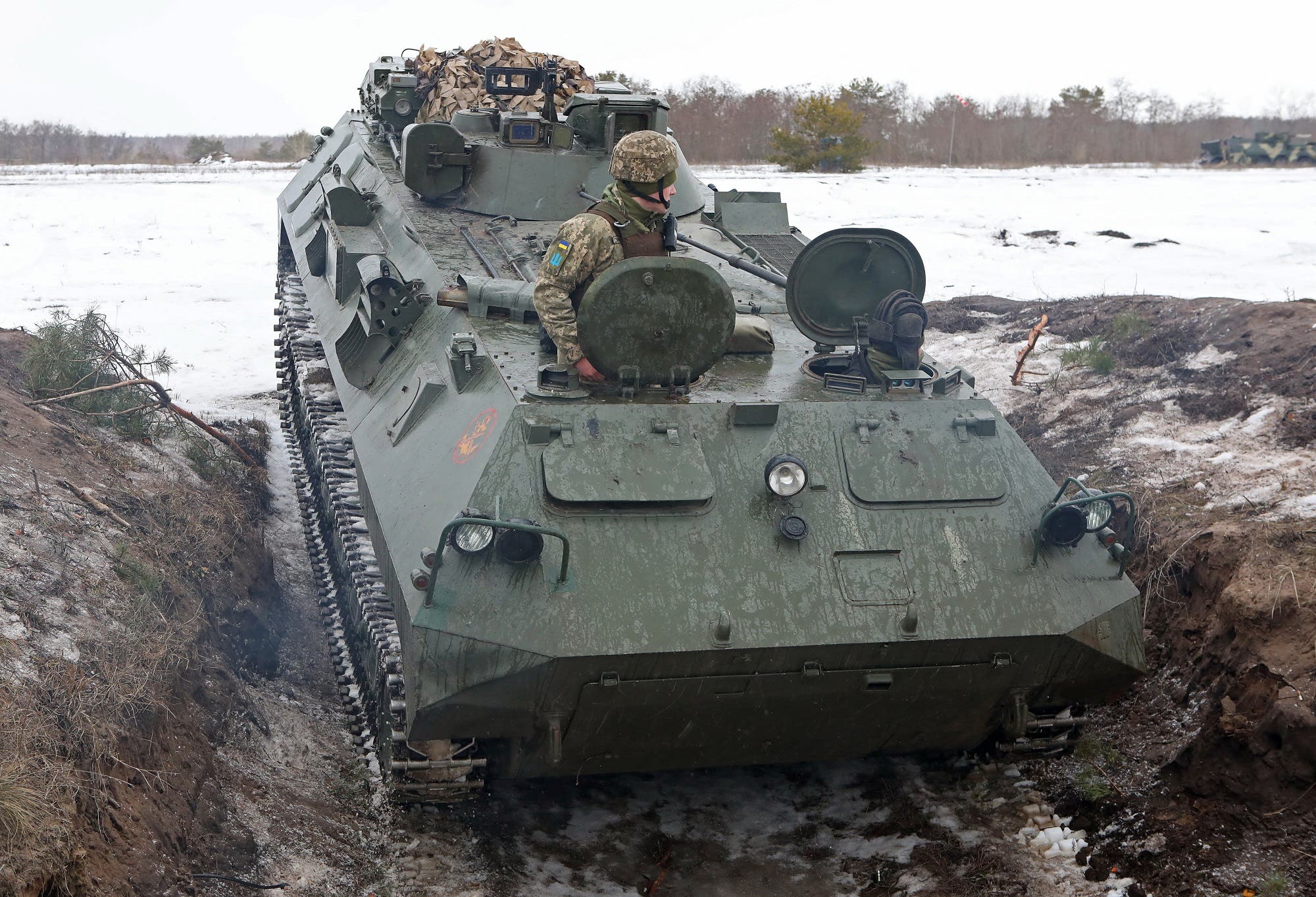 القوات المسلحة الأوكرانية خلال تدريبات عسكرية في منطقة خاركيف (أرشيفية من رويترز)
