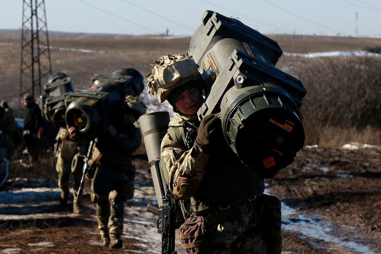 تدريبات عسكرية للجيش الأوكراني أمس في دونيتسك 