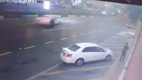 فيديو مروع.. دهس سيدة على طريق جنوب غربي السعودية