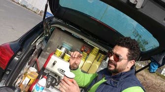 شاهد.. فنان مصري يحول سيارته لمحل لبيع المشروبات