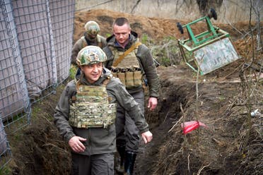 الرئيس الأوكراني على الجبهة الشرقية (أ ب)