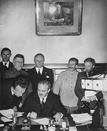 صورة لعملية توقيع اتفاقية عدم الإعتداء الألمانية السوفيتية