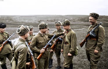 صورة ملونة اعتمادا على التقنيات لجنود سوفييت بالحرب العالمية الثانية