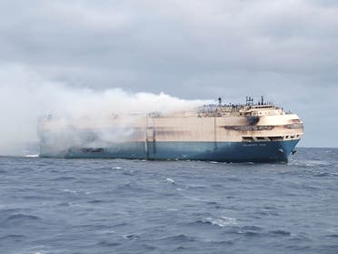 الدخان يتصاعد من السفينة فليسيتي إيس