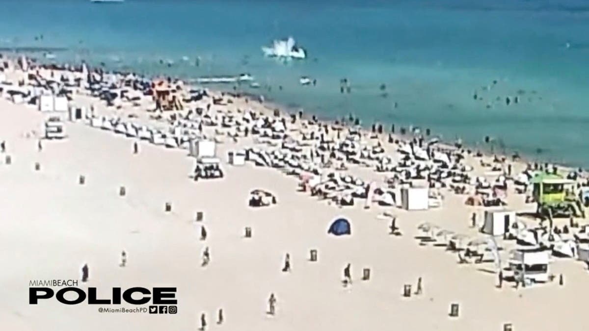 فيديو.. مروحية تتحطم وسط السباحين قرب شاطئ مزدحم في ميامي