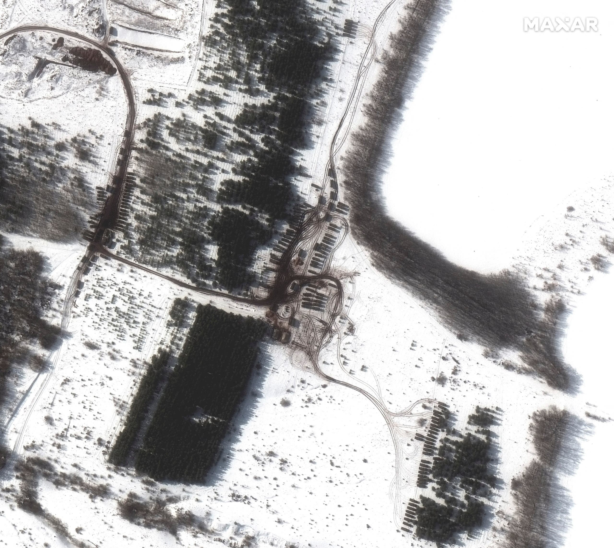 صور أقمار صناعية تظهر تعزيزات روسية عسكرية على الحدود مع أوكرانيا (ويترز) 
