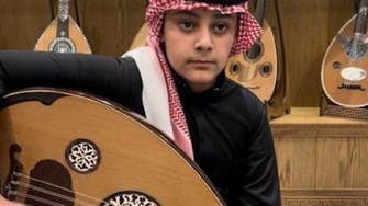 رغم صغر سنه لفت الأنظار.. شاب سعودي يبدع في الأغاني القديمة 