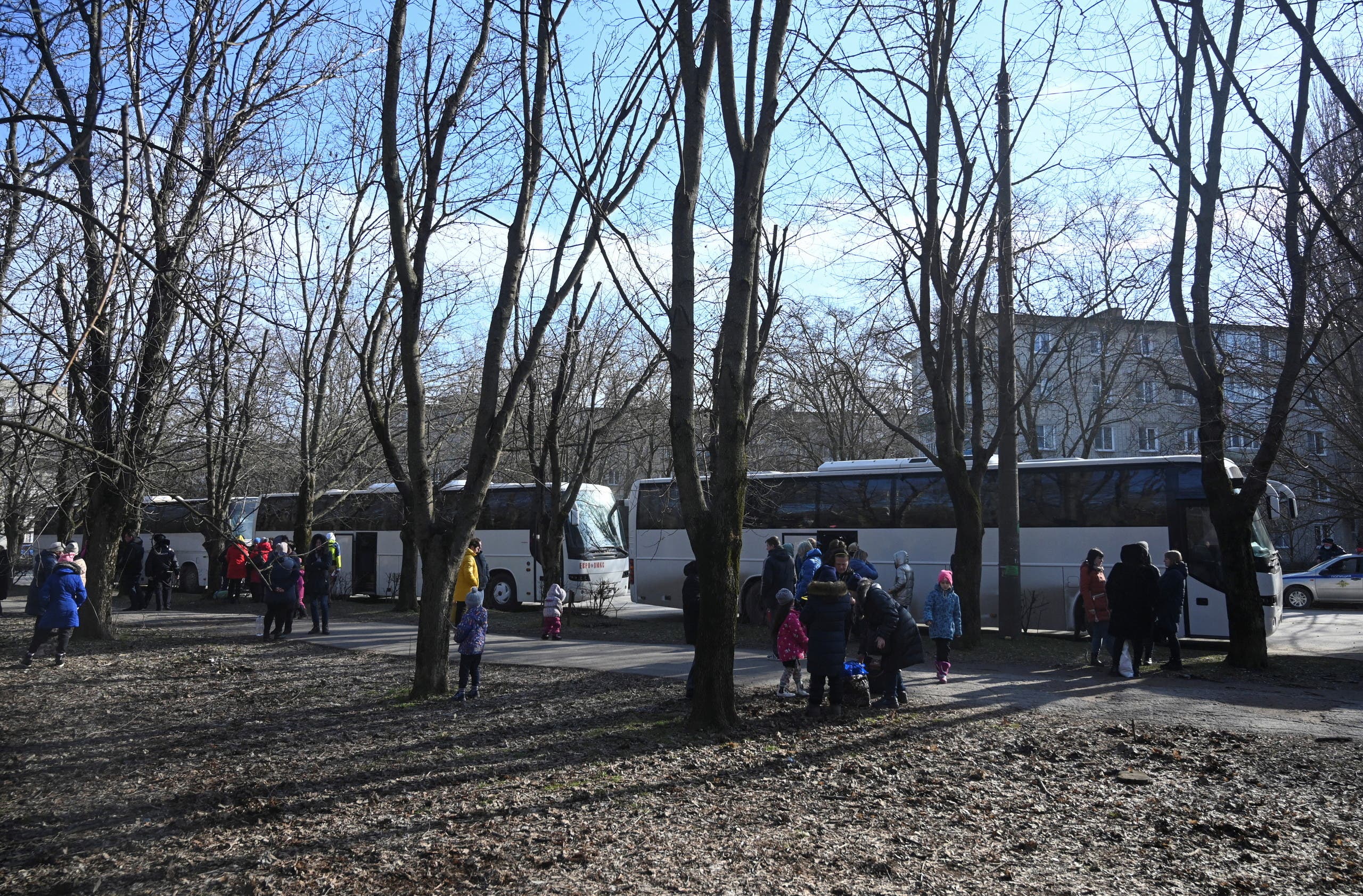 سكان هربوا من المناطق الانفاصلية شرق أوكرانيا يتجمعون في منطقة روستوف في روسيا أمس
