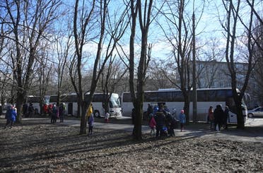 سكان هربوا من المناطق الانفصالية شرق أوكرانيا يتجمعون في منطقة روستوف في روسيا أمس