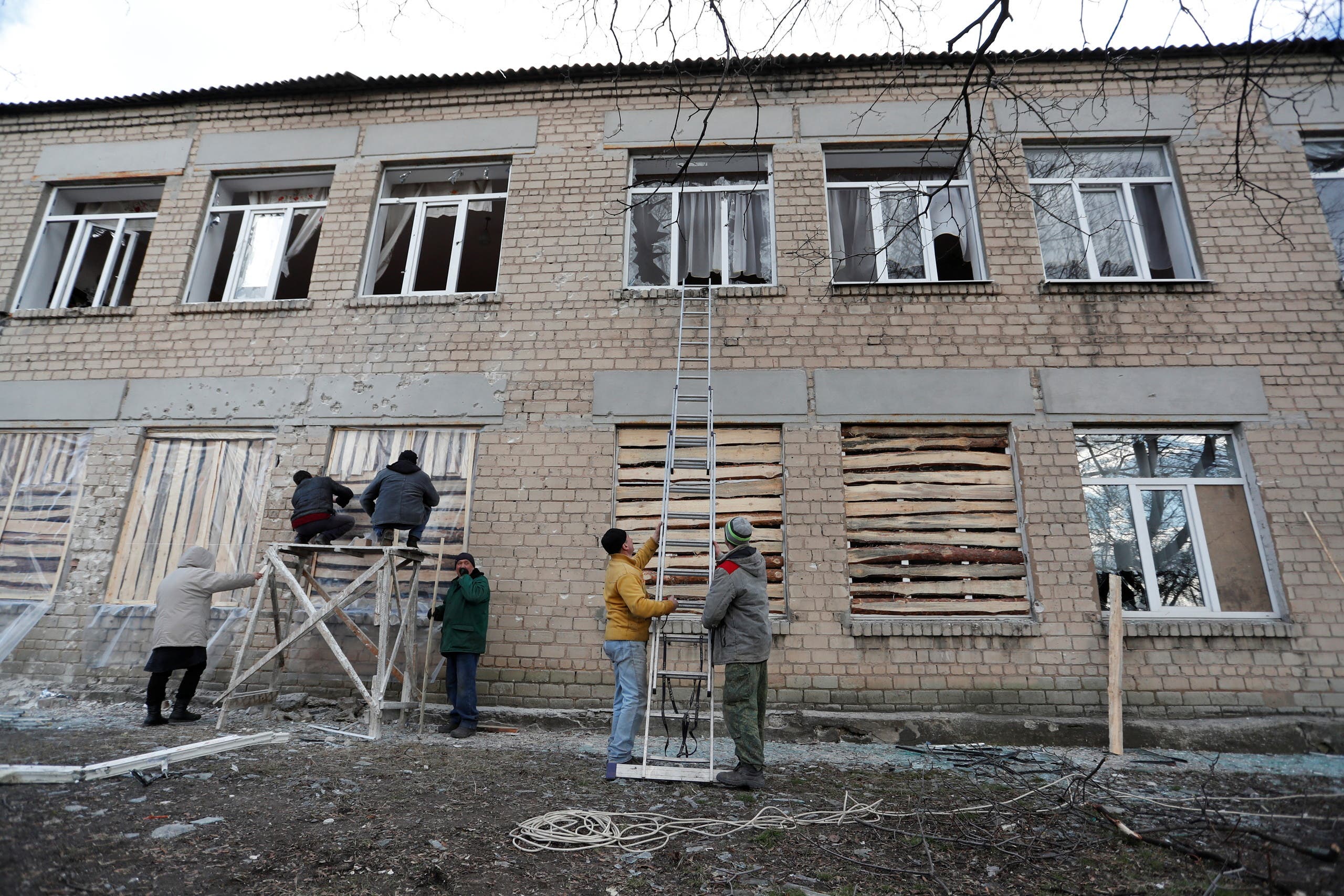 مدنيون في دونيتسك يصلحون الأضرار التي لحقت في منازلهم بسبب الاشتباكات