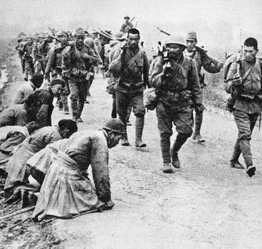 صورة لمزارعين صينيين أجبروا على الإنحناء للقوات اليابانية بالحرب الصينية اليابانية الثانية