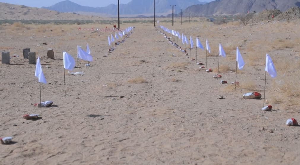 Clearing mines planted by the Houthis (archive)