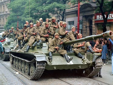 جنود سوفييت أثناء دخولهم العاصمة براغ عام 1968