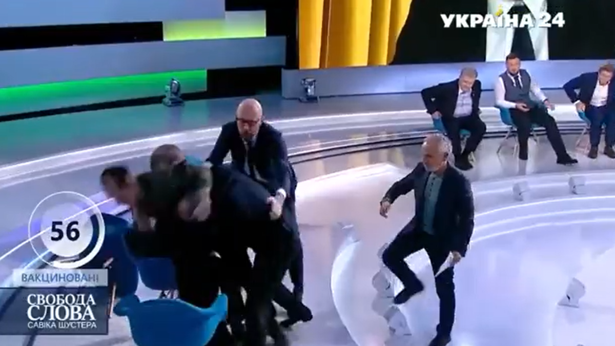 فيديو صادم.. برنامج تلفزيوني أوكراني يتحول لحلبة مصارعة