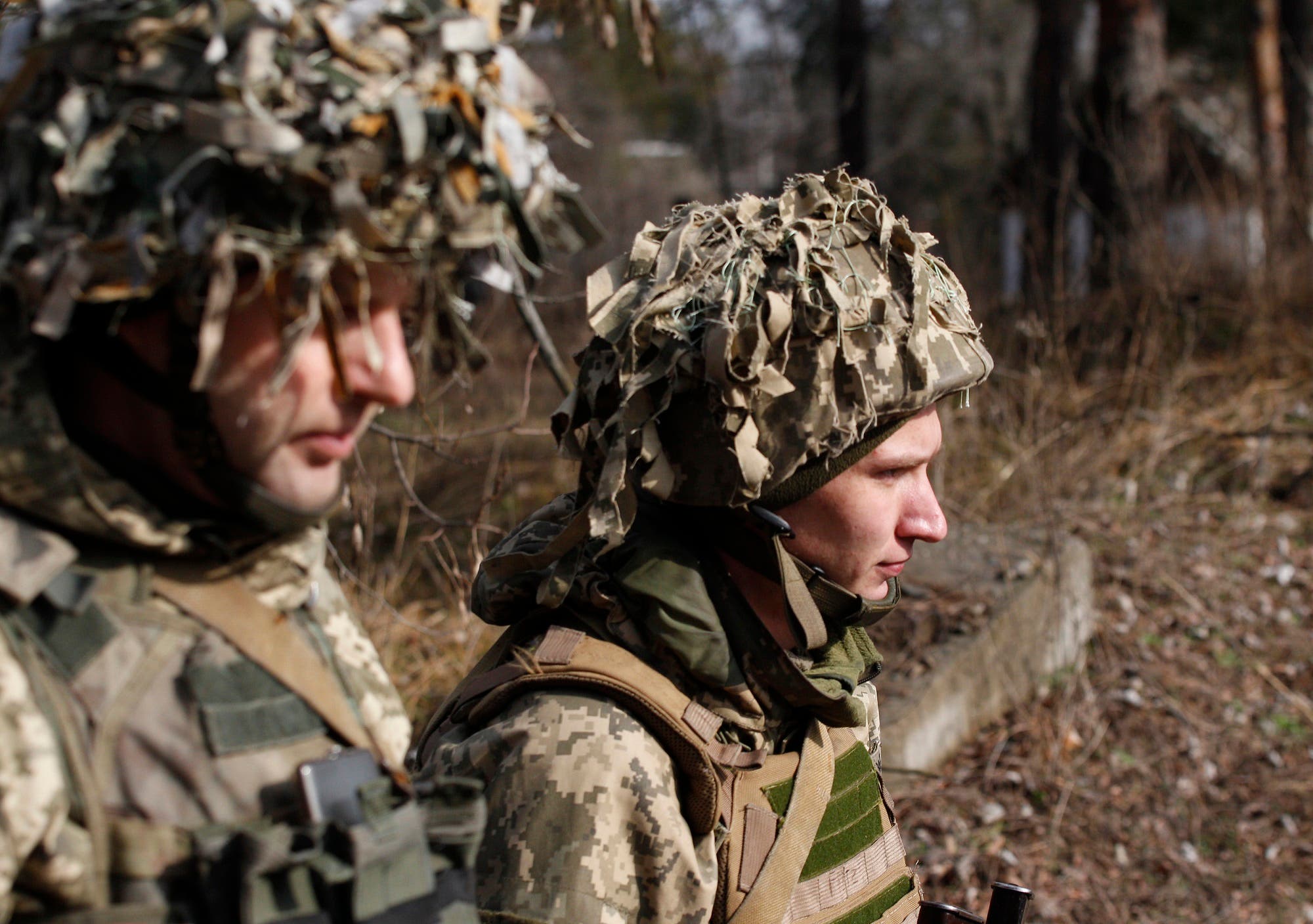جنود أوكرانيون في موقع على خط المواجهة مع الانفصاليين المدعومين من روسيا بالقرب من مدينة لوغانسك (فرانس برس)