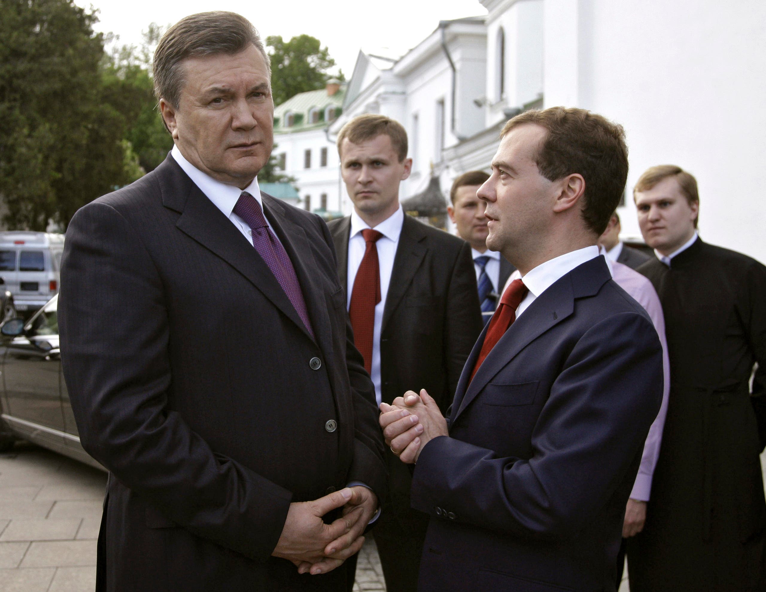 الرئيسان الأسبقان الروسي ديميتري ميدفيديف والأوكراني فيكتور يانوكوفيتش (رويترز)
