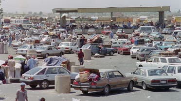 Picture taken on August 17, 1990 at Ruwaished showing a general view of the Iraq-Jordan border checkpoint crowded by cars abd buses as thousands of foreigners flee the war in Iraq and Kuwait. / AFP / Nabil ISMAIL