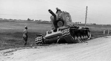 دبابة سوفيتية كي دبليو 2 مدمرة عقب استهدافها من قبل الألمان مع بداية عملية بربروسا