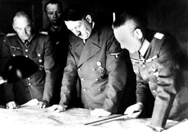 صورة لأدولف هتلر وهو يناقش عملية غزو الإتحاد السوفيتي مع جنرالاته