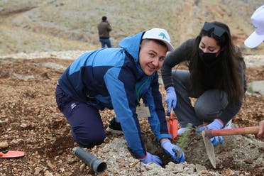 Planting near Lake Qaraoun. (Image: Lebanese Reforestation Initiative (LRI))