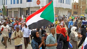 السودان.. تحديد هوية شرطي دهس متظاهراً وآخر ظهر مشهراً سلاحه
