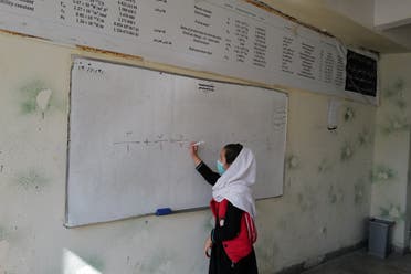 فتاة تحل مسألة رياضية في إحدى مدارس كابل في اكتوبر الماضي