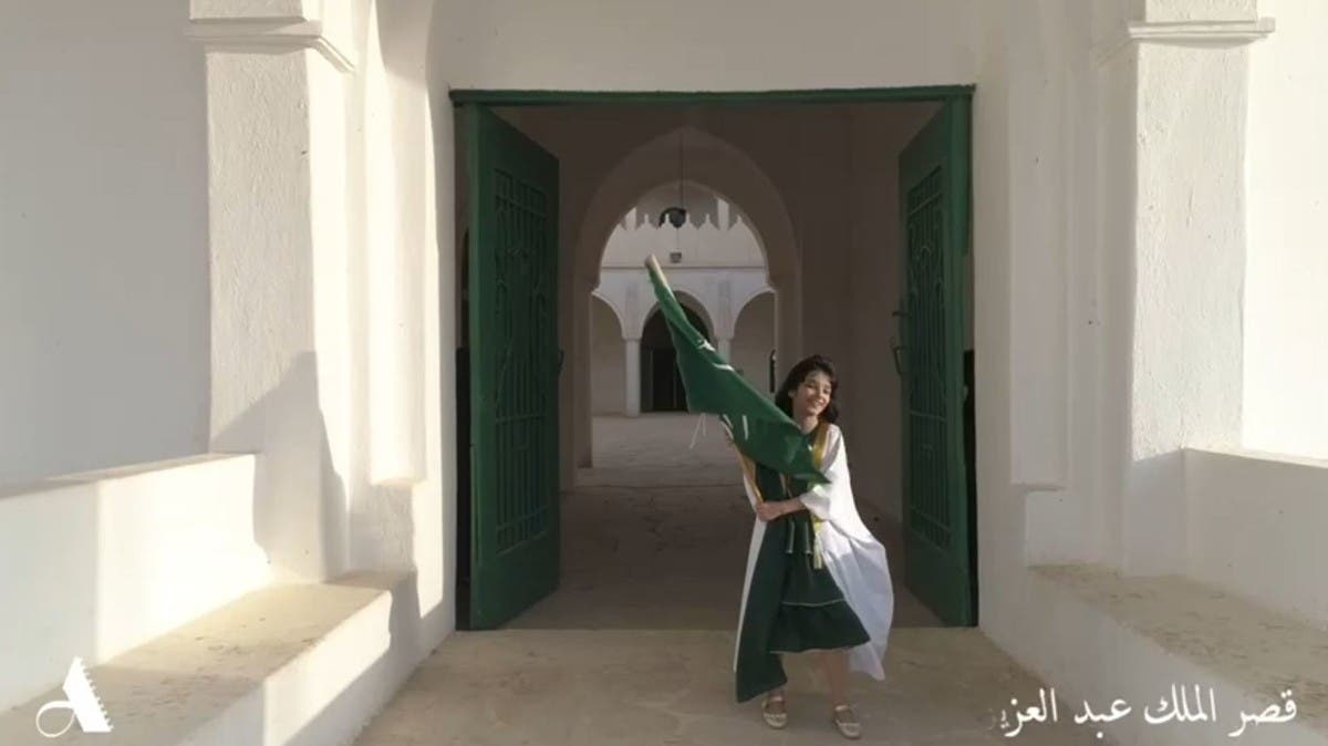 فيديو .. فنانة سعودية ترسم صورة مبهرة للملك عبد العزيز