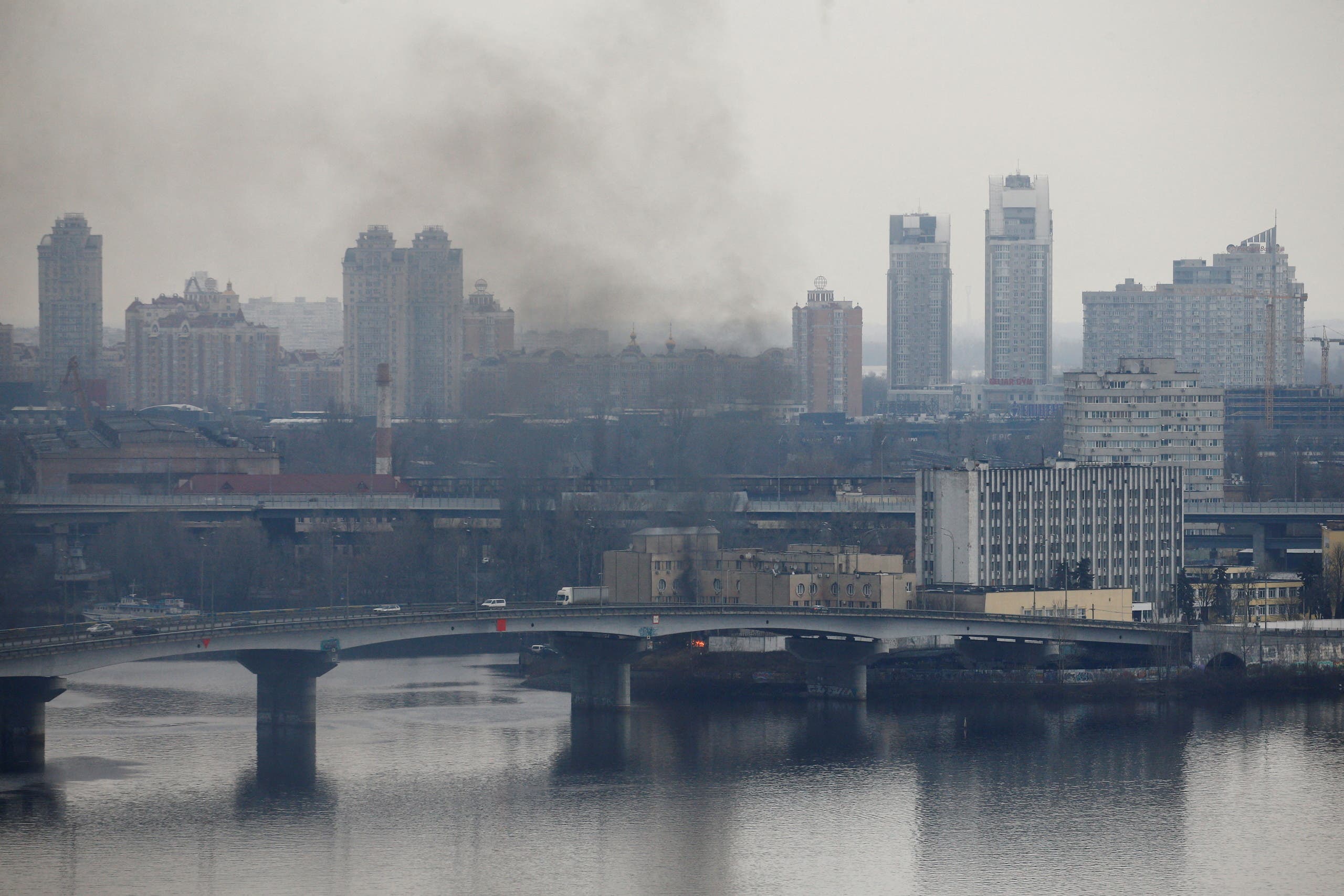 الدخان يتصاعد من مجمع وزارة الدفاع الأوكرانية في كييف أمس وسط المعارك مع روسيا