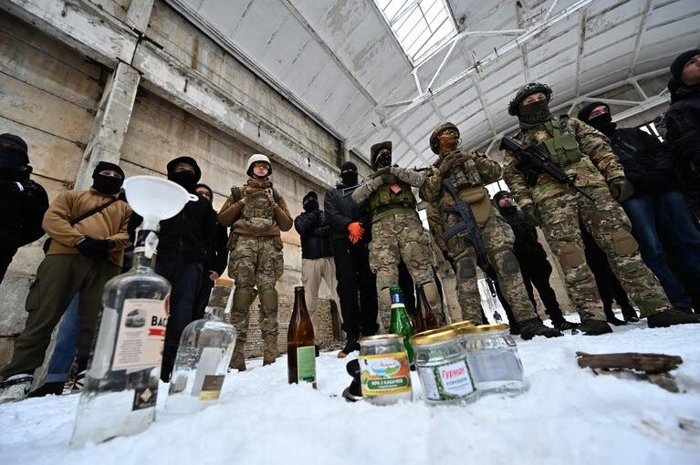 أوكرانيون يتدربون على صنع قتابل المولوتوف