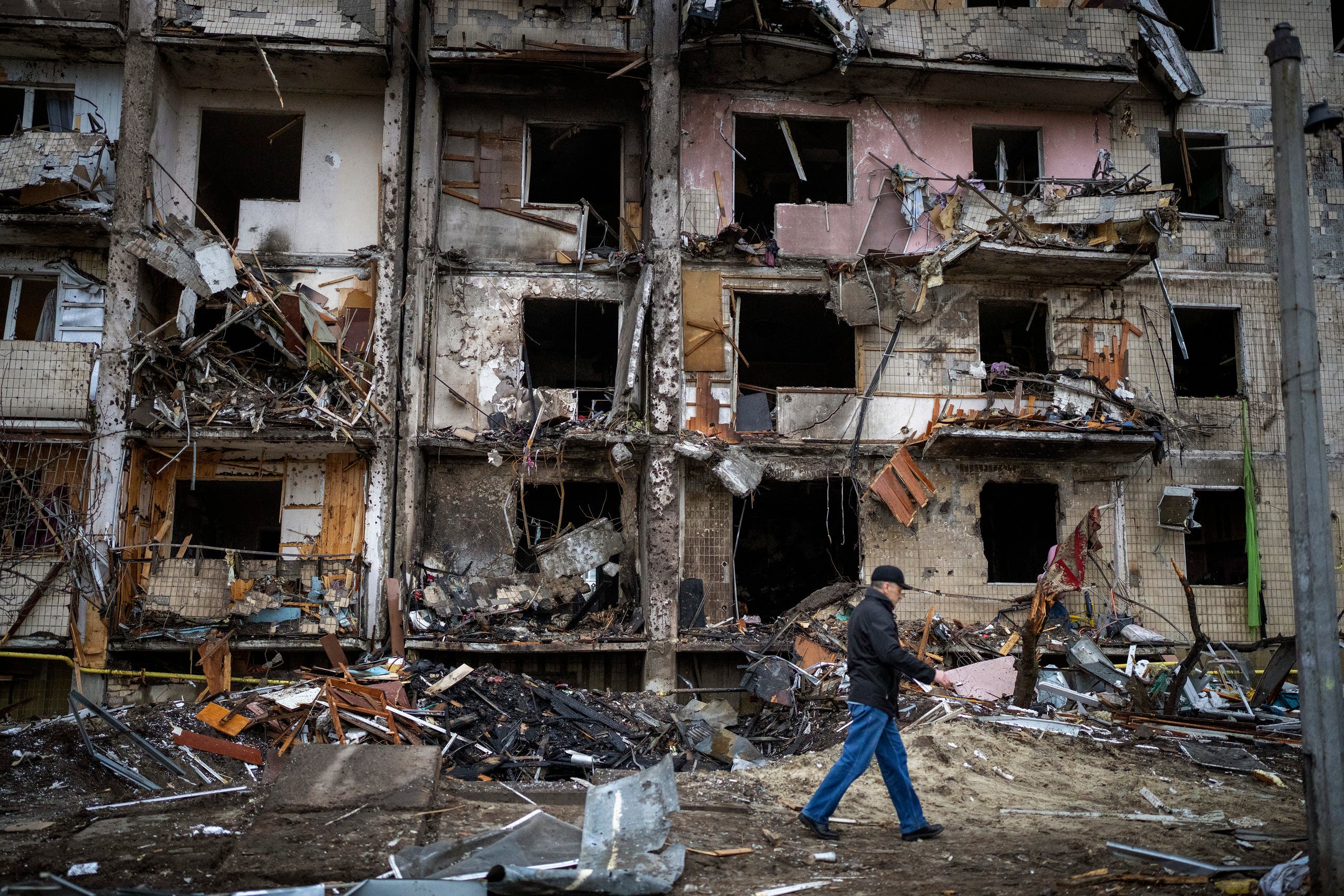 مبنى متضرر في كييف بسبب القتال