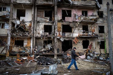 مبنى سكني متضرر في كييف جراء القتال