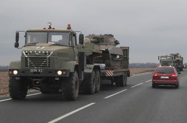 شاحنات القوات المسلحة الأوكرانية تنقل عربات مدرعة إلى كييف (أرشيف رويترز)