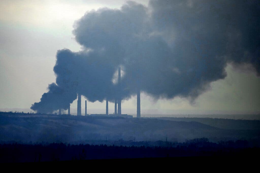 دخان يتصاعد من محطة توليد الكهرباء والتدفئة بعد قصفها في لوغانسك (أرشيفية - أ ب)