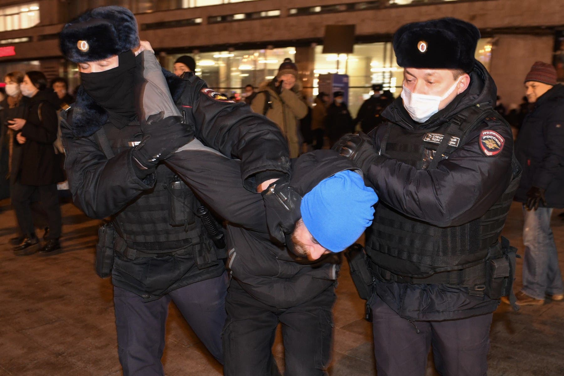 من اعتقالات موسكو في 25 فبراير (أ ف ب)