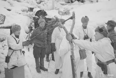 جنود فنلنديون أثناء قصفهم للسوفيت بقنبلة مولوتوف