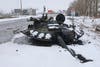 دبابة تعرضت للدمار على جانب طريق في خاركيف يوم 26 فبراير (رويترز)