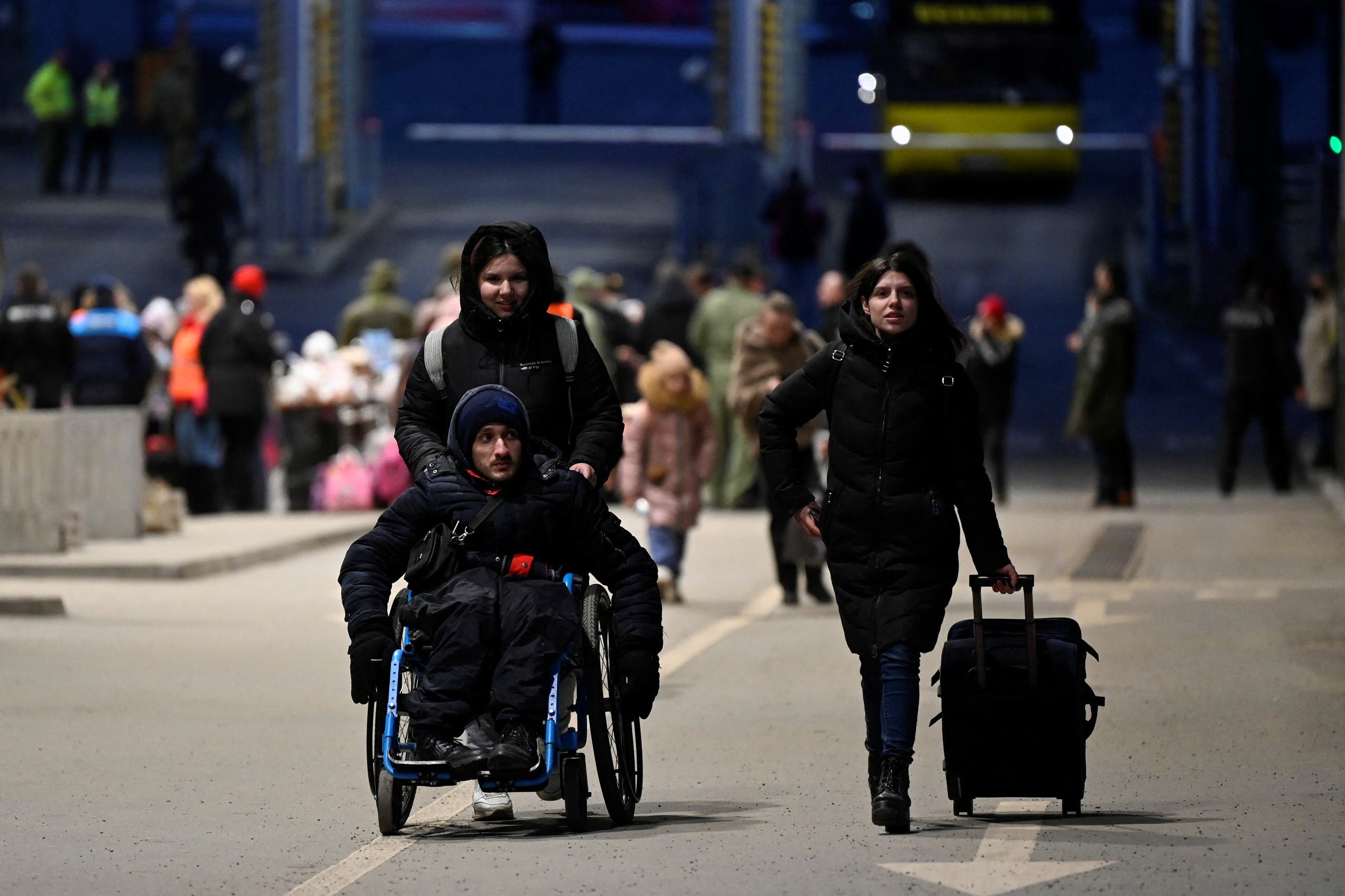 أوكرانيون يفرون إلى سلوفاكيا - فرانس برس