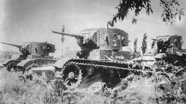 عدد من دبابات تي 26 سوفيتية بالحرب الأهلية الإسبانية
