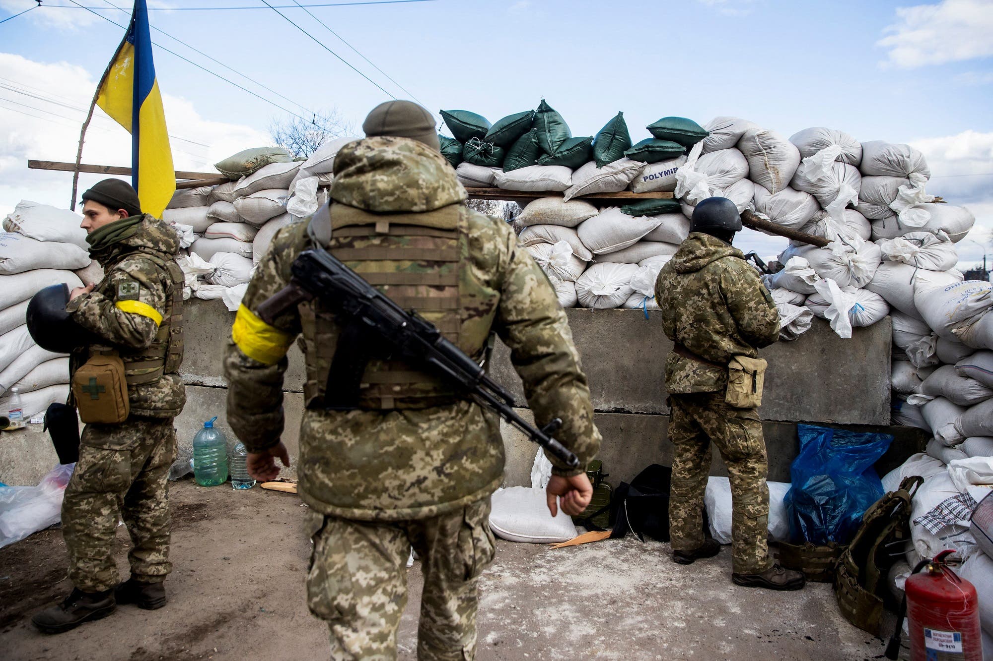 Ukrainian soldiers at a checkpoint in the city of Zhytomyr on February 27 (Archyde.com)