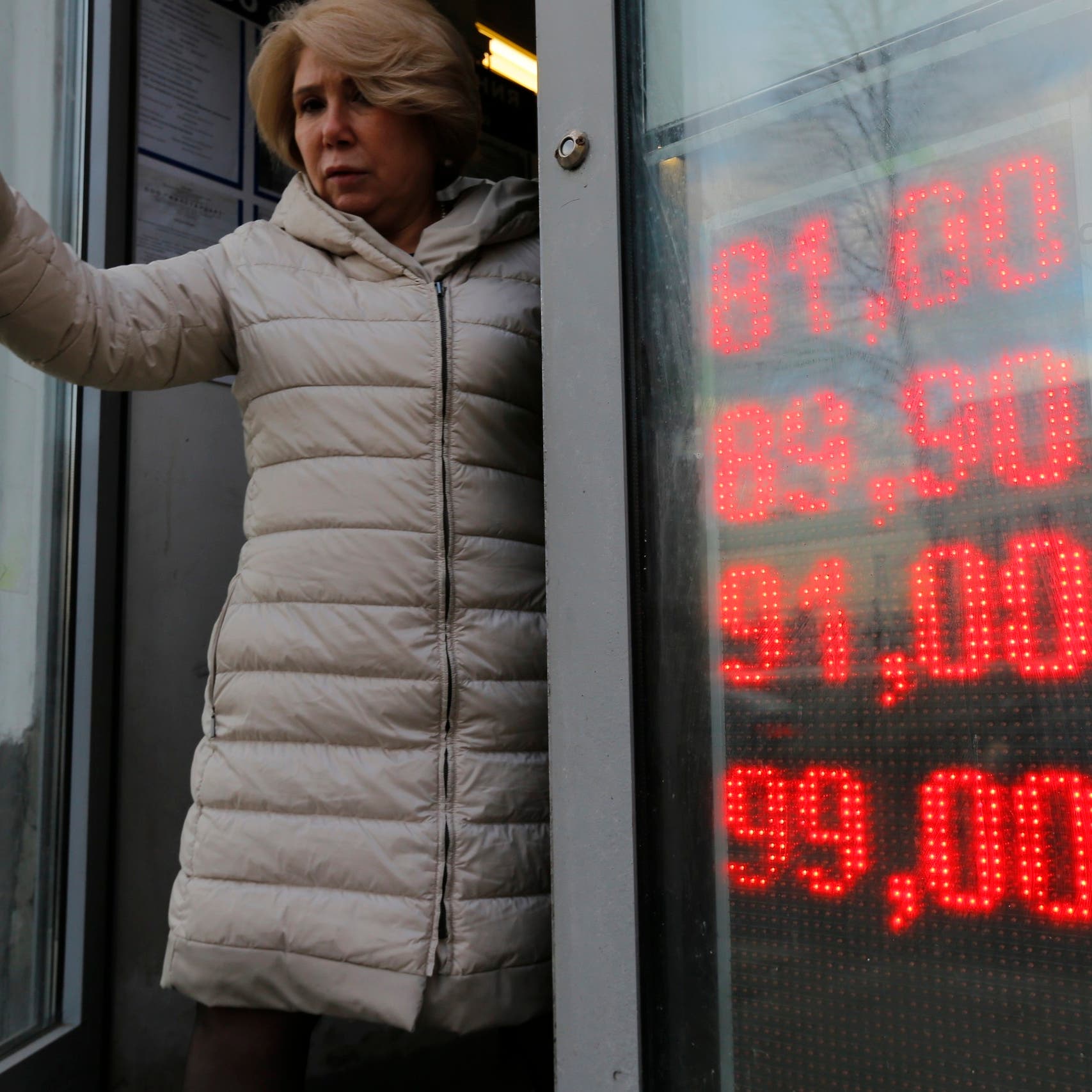 انهيار الروبل الروسي أمام الدولار.. هبط بنحو 30%