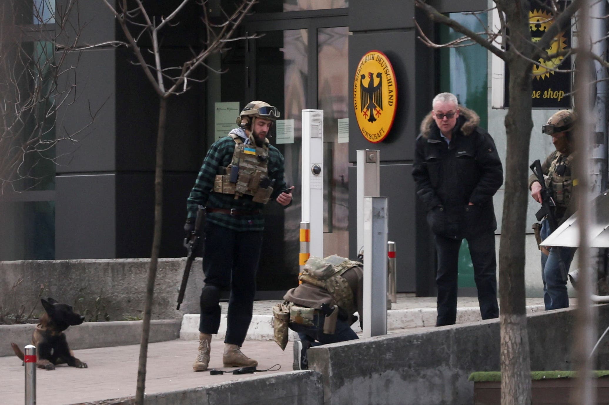 عناصر من الأمن الأوكراني أمام السفارة الألمانية في كييف (رويترز)