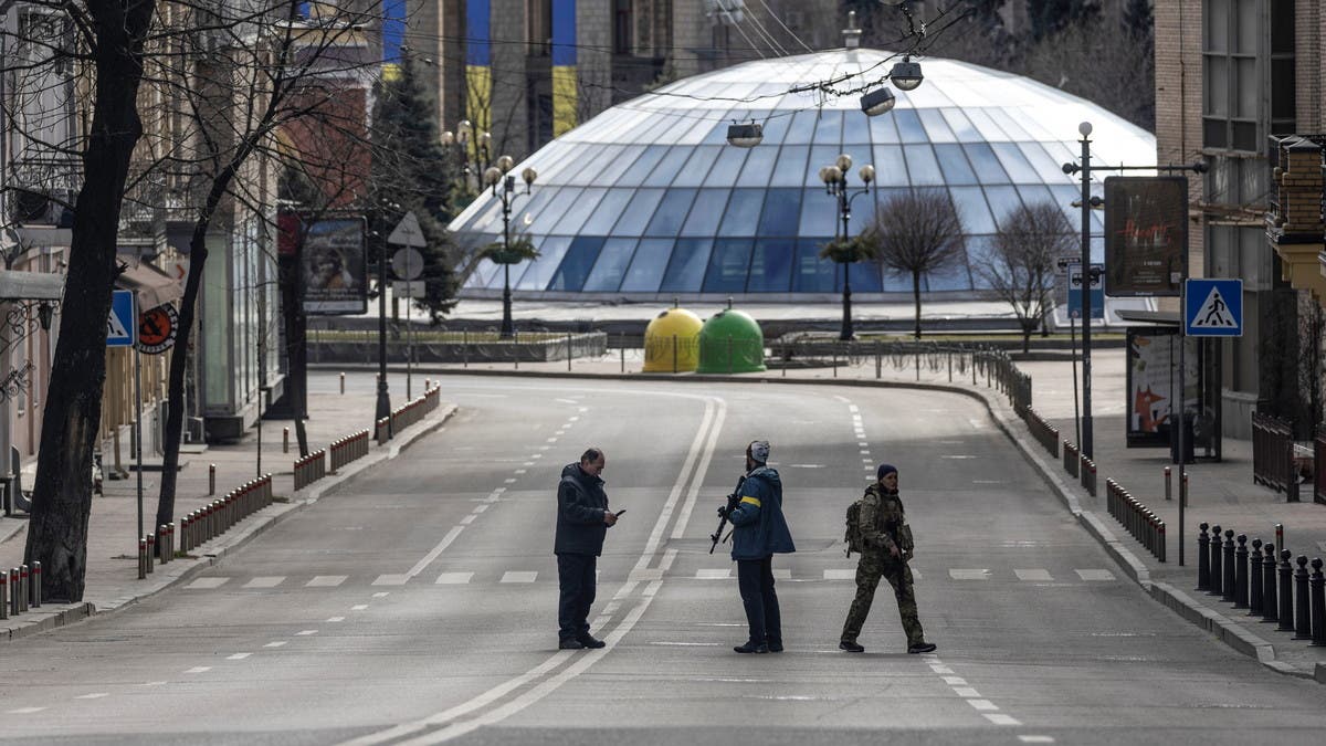 تأهب في كييف.. والجيش الروسي يدعو المدنيين للمغادرة