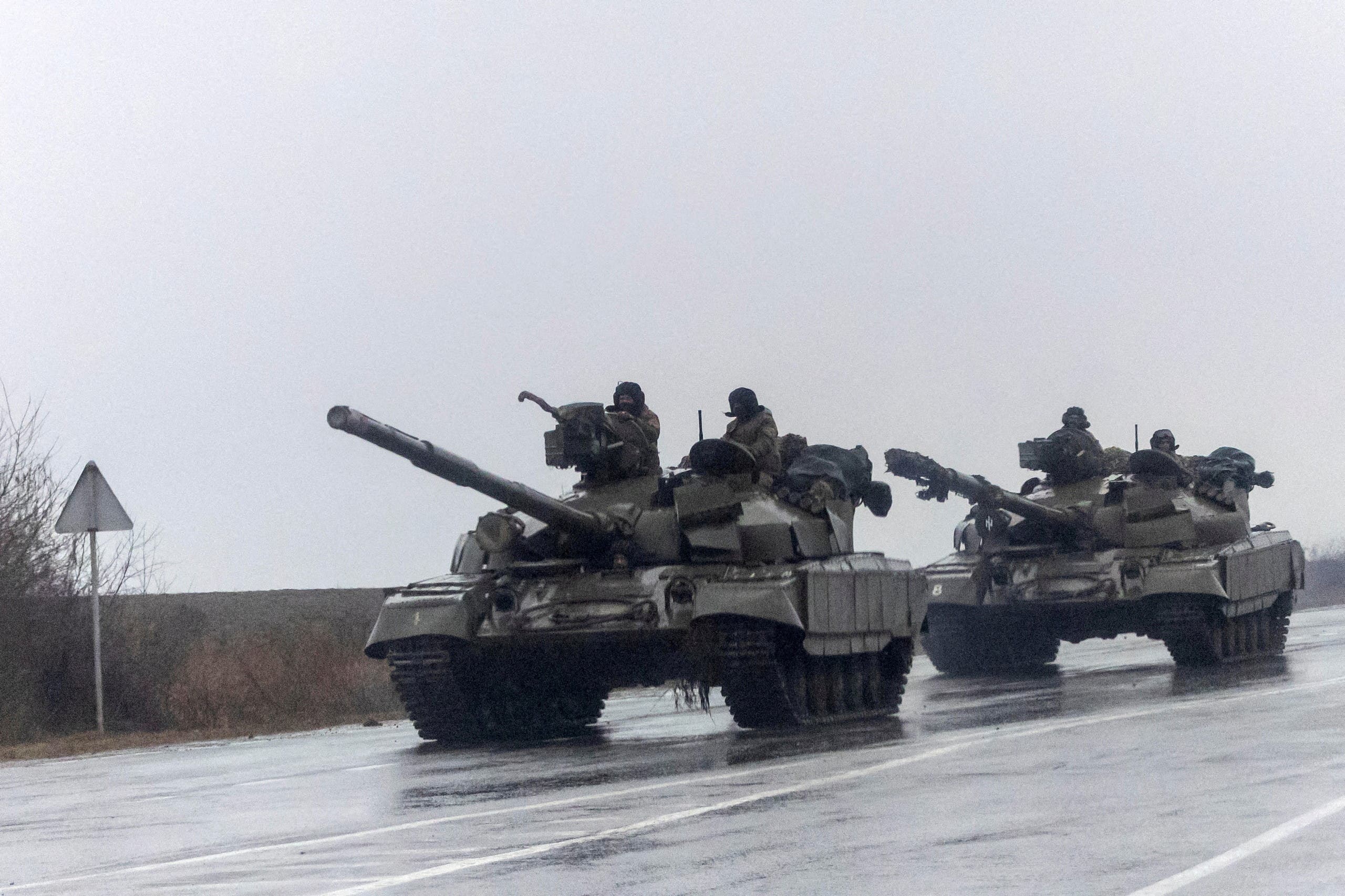 دبابات روسية متوجهة لأوكرانيا (رويترز)