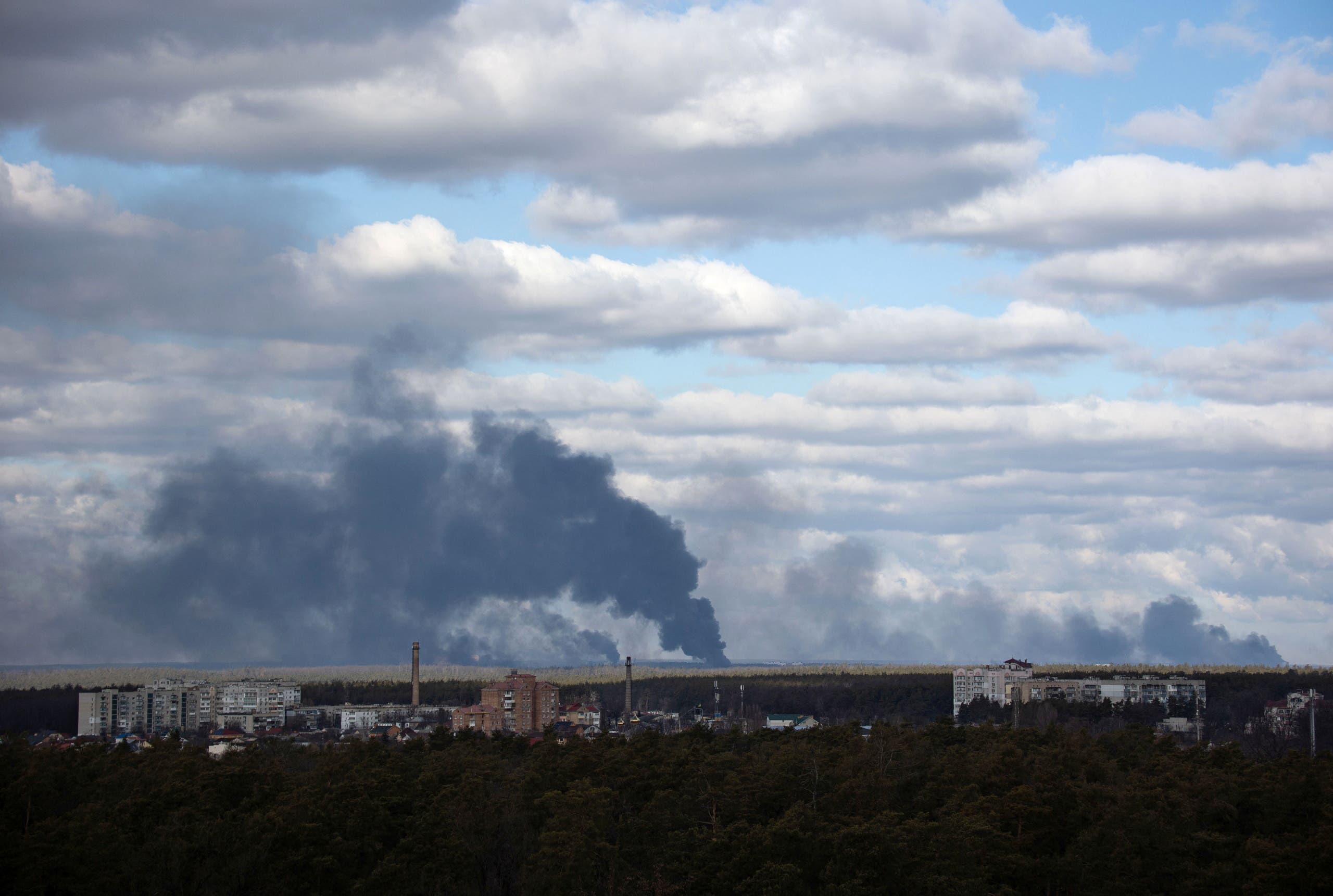 دخان يتصاعد بعد القصف الروسي على أطراف كييف (أرشيفية من رويترز)