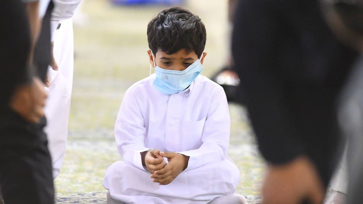 سعادة لا توصف.. أطفال داخل المسجد النبوي بعد انقطاع لعامين