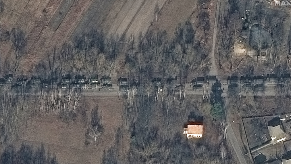 أقمار صناعية ترصد قوات روسية ضخمة تتجه نحو كييف