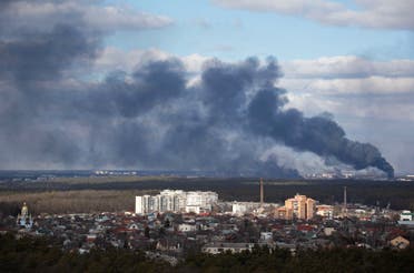 دخان يتصاعد بعد القصف على أطراف كييف (أرشيفية من رويترز)
