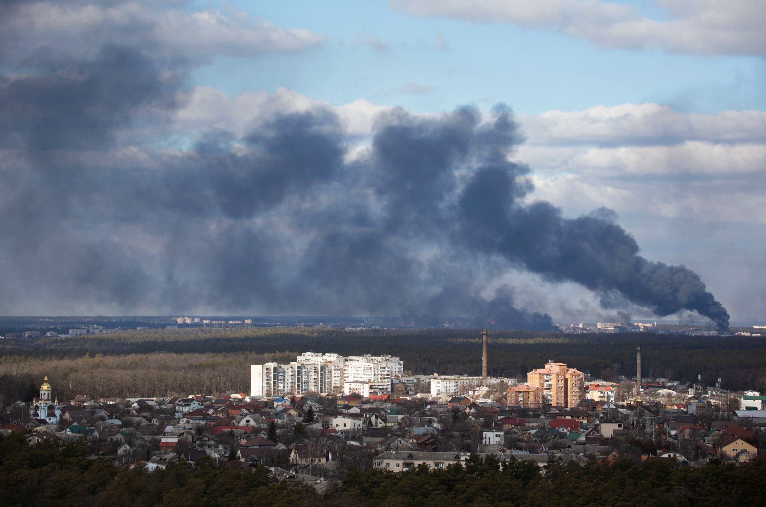 أعمدة الدخان تتصاعد في سماء العاصمة كييف بسبب الهجوم الروسي - رويترز 