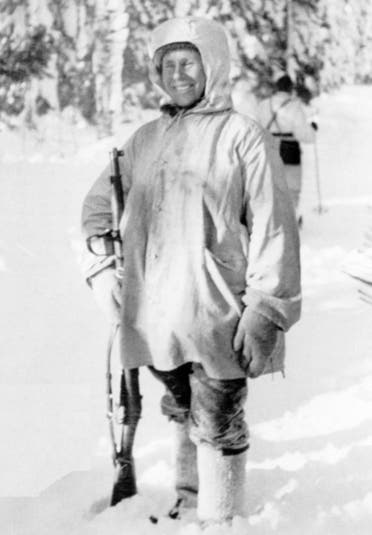 القناص الفنلندي سيمو هايها مع بندقيته مع بداية حرب الشتاء سنة 1939