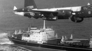 طائرة أميركية تحلق فوق سفينة سوفييتية